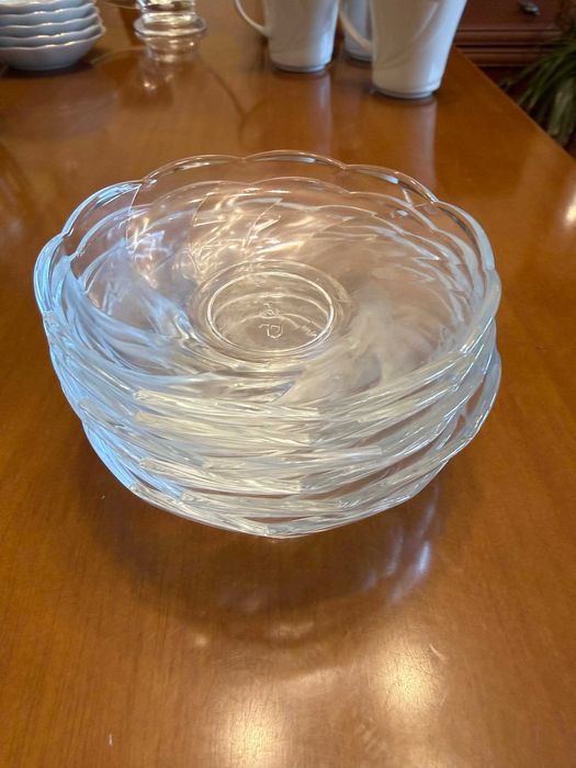 Различни видове стъклени чаши и чинии