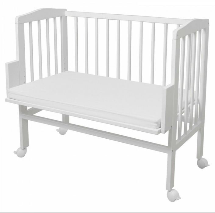 Patut Waldin, 2 in 1 pentru copii, 90 cm x 55 cm, lemn de fag, vopsea certificata, roti blocabile, laterala detasabila, co-sleeping, Saltea inclusa