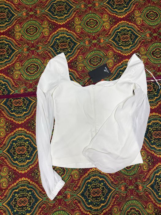 Стильная белая блузка