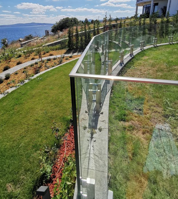 -Изработка и монтаж на алуминиеви и стъклени парапети,тенти и огради