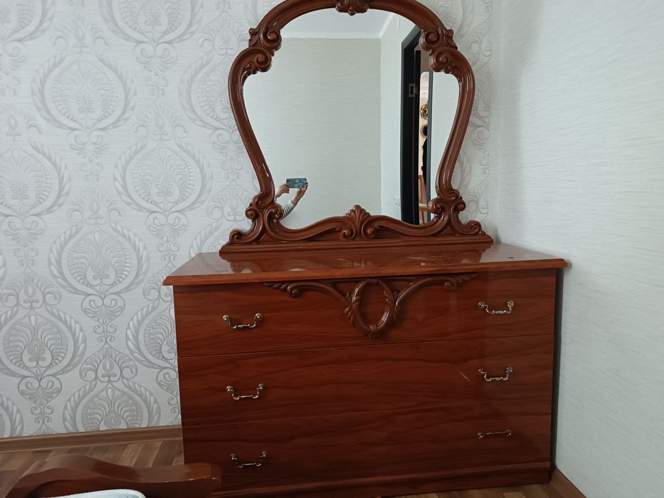 Продам спальный гарнитур, камод с зеркалом