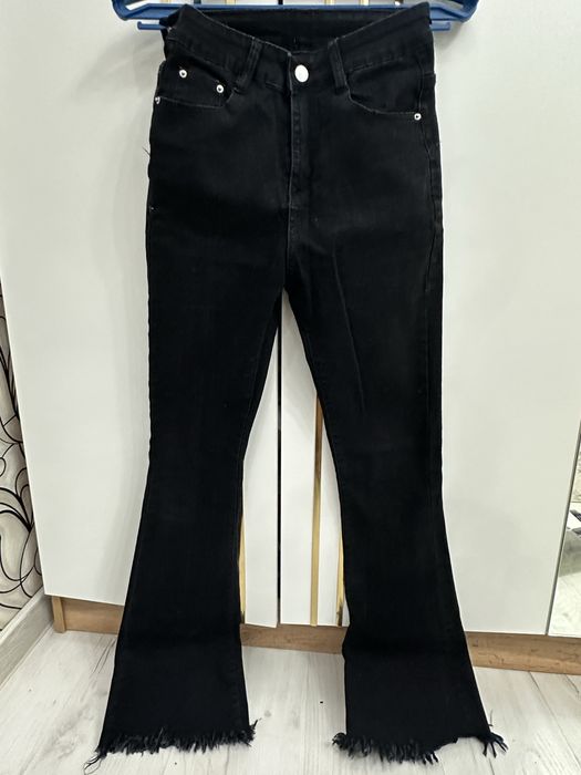 Клеш джинсы бар,кигенде өте әдемі тұрады маған размер сәйкес келмеді