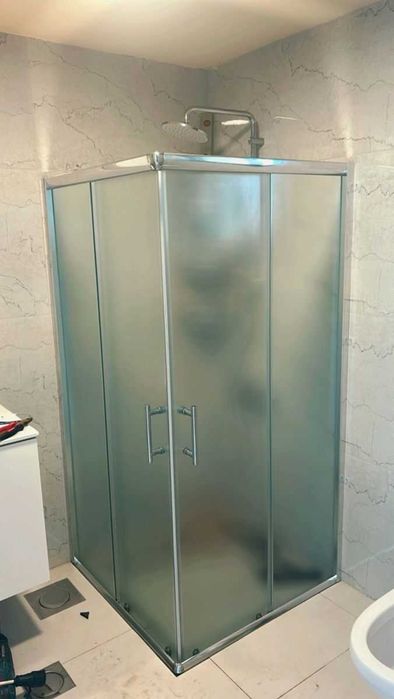 Душевые кабины и перегородки из закалённого стекла