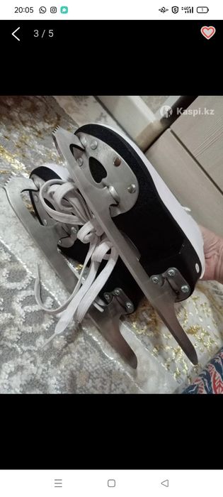 Коньки в белом цвете