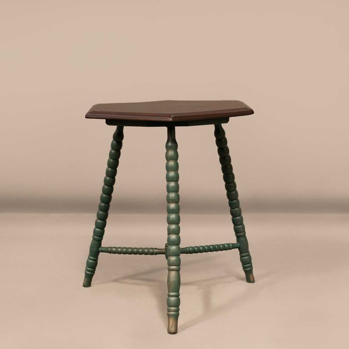 Реновирана старинна "bobbin" масичка