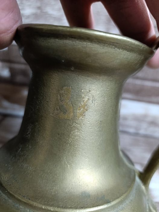 Плътна бронзова кана