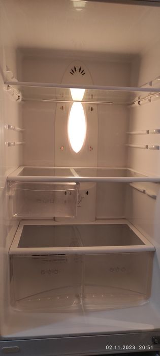 Продается двухкамерный холодильник