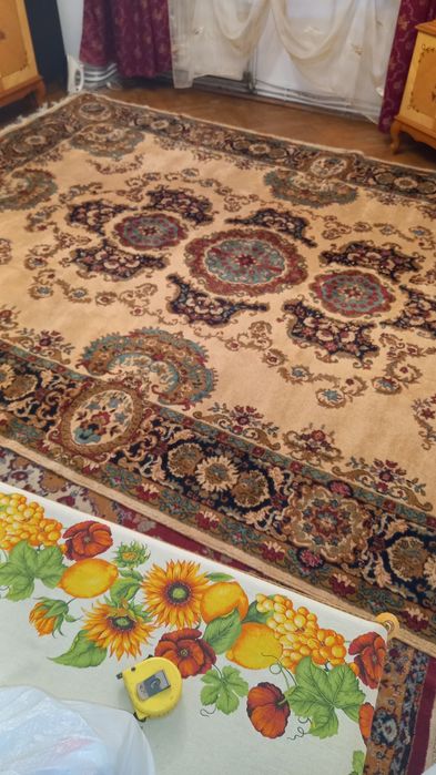 Vand covor persan superb,mare de 4× 3 m( 12 mp), curat, culori placute