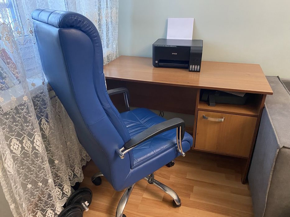 Кресло с рабочим столом
