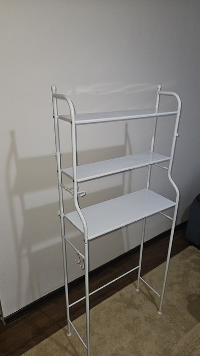 этажерка над унитазом или полка/стеллаж для ванной над унитазом.