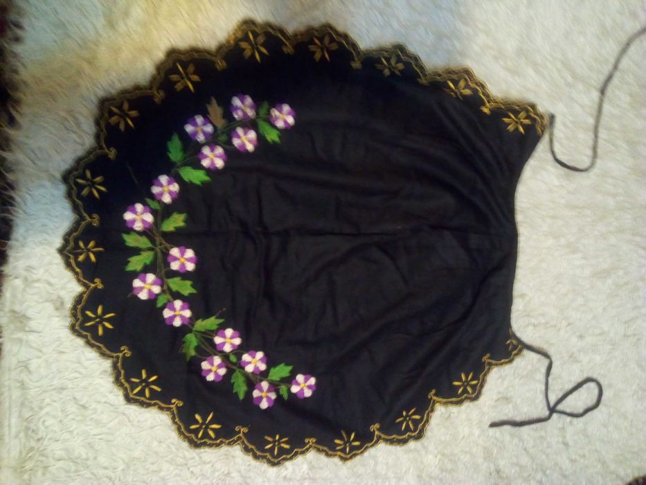 Продавам битови дрехи и тъкани