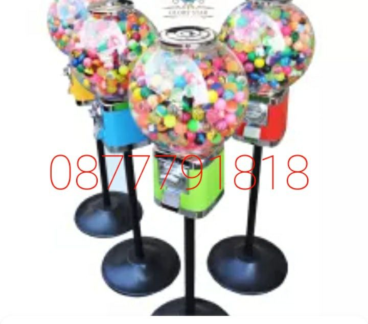 Вендинг машини  / машина за топчета и капсули чисто нова