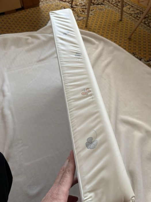 Твърда подложка за повиване на новородено