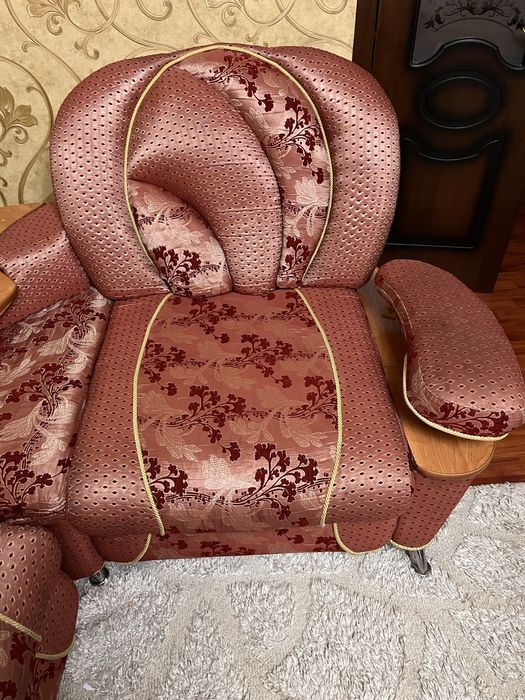 Продам угловой диван и кресло