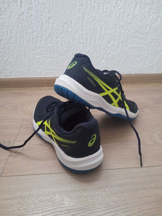 Обувки Asics upcourt 6  39,5 номер