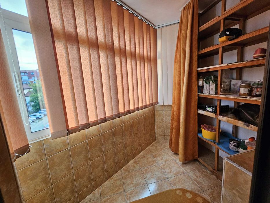 Apartament 2 camere, etaj III, intrarea din spate a Colegiului National Matei Basarab (Pedagogic)