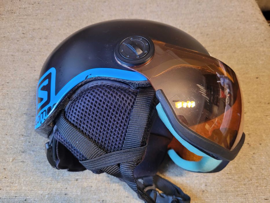 Продавам детски ски каска с визьор