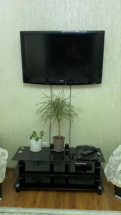 Детский шкаф и телевизор