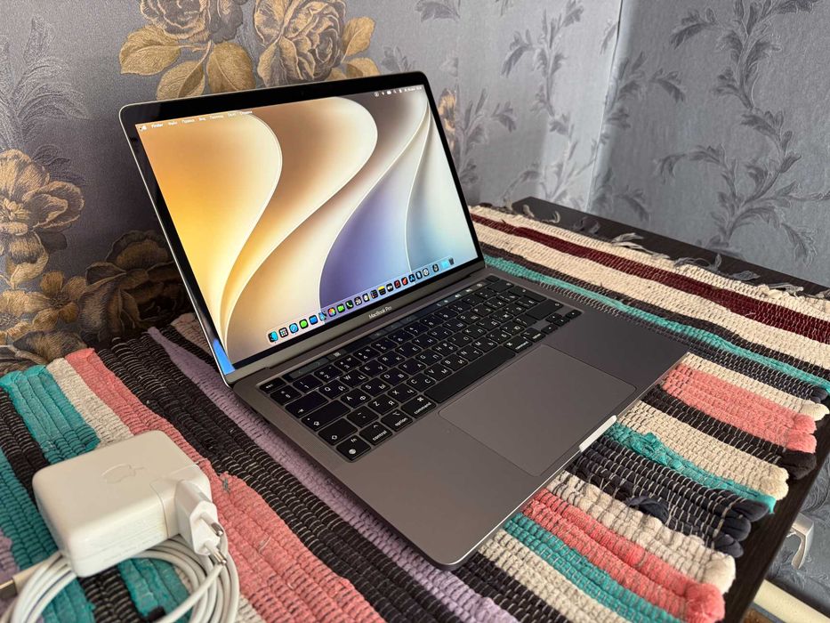 MacBook Pro 13 m1. 8/256gb. Идеальное состояние.