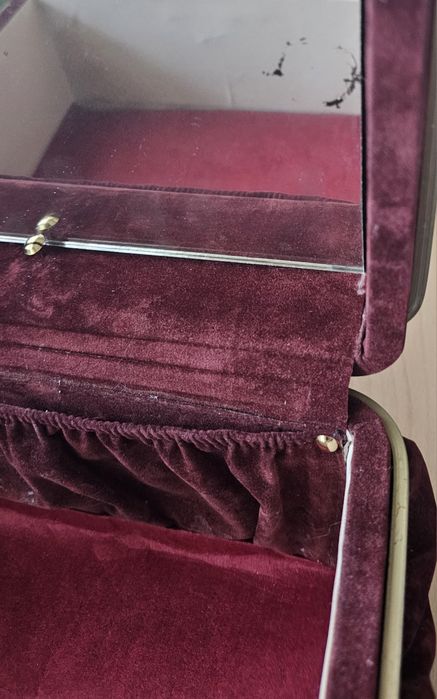 Две куфарчета за бижута, апаратура и др.