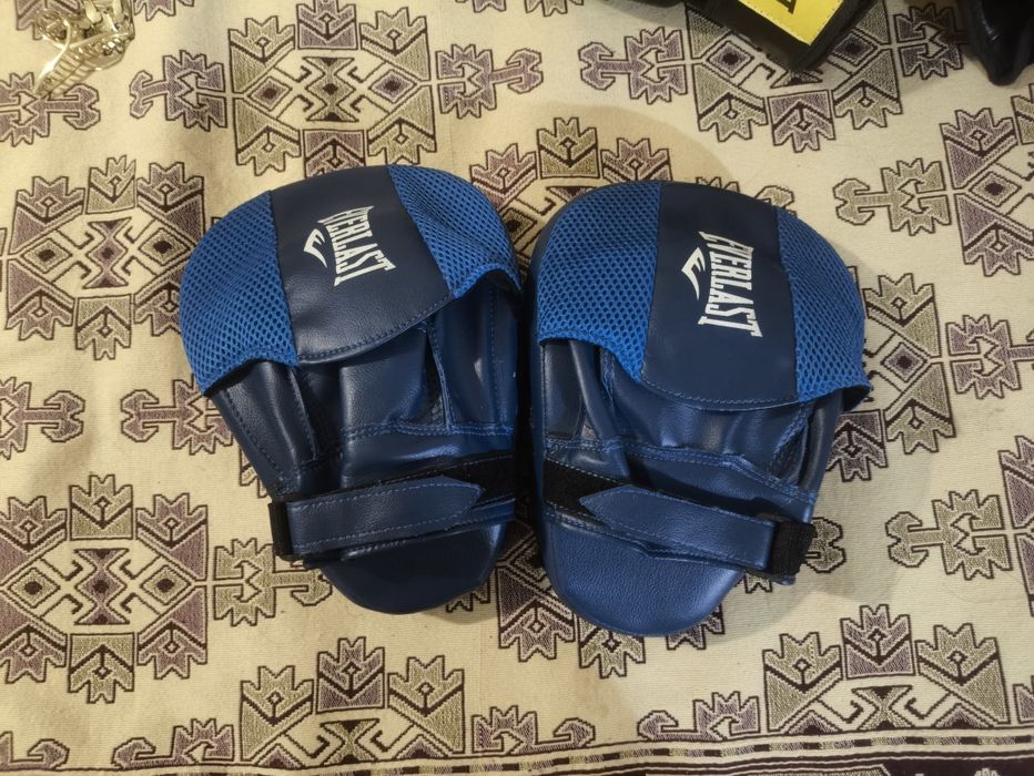 Продам две пары боксерских перчаток