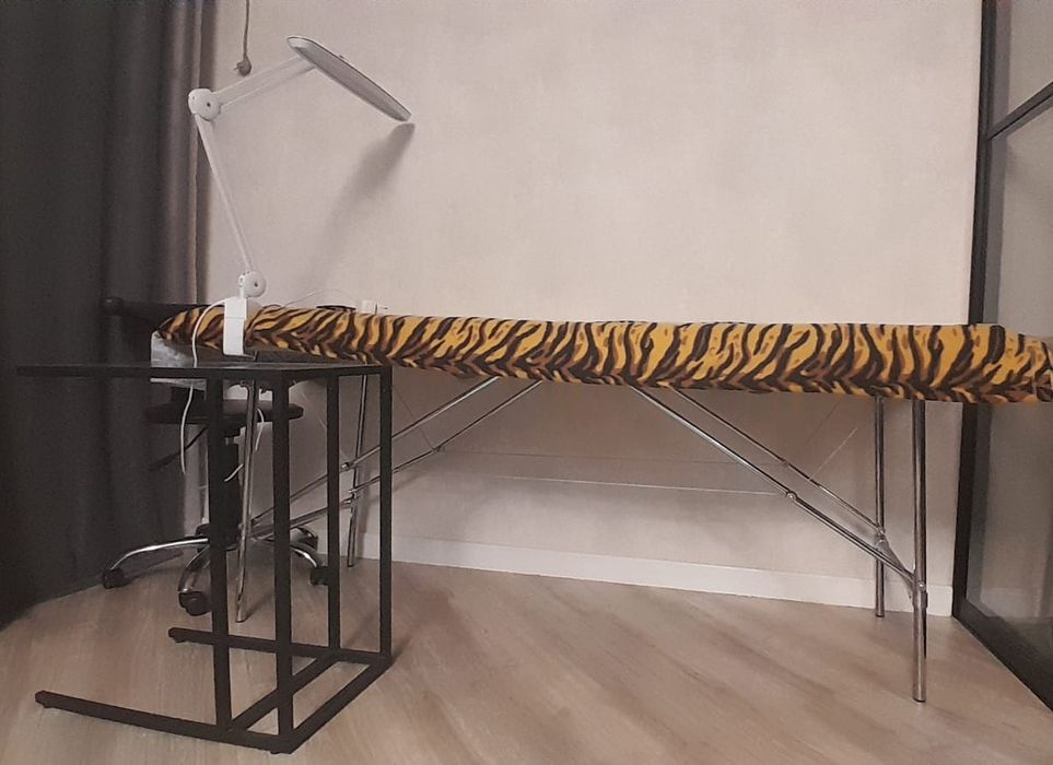 Кушетка, лампа, стул, столик