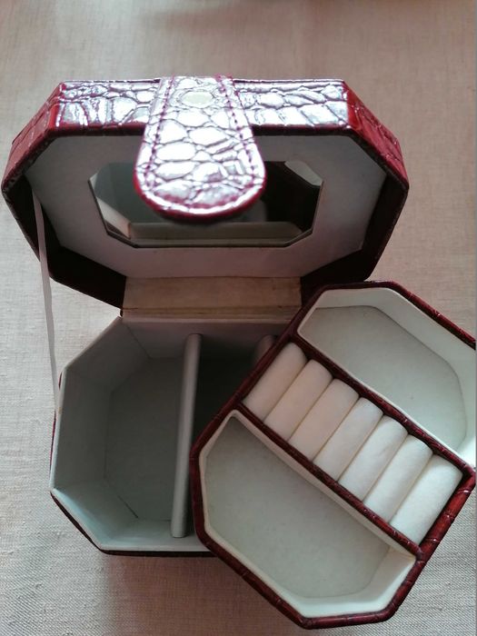 Продавам кутии за бижута или гримове - 4 броя различни