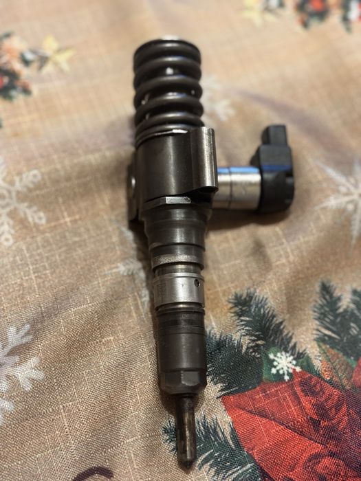 Vând injector Passat B6