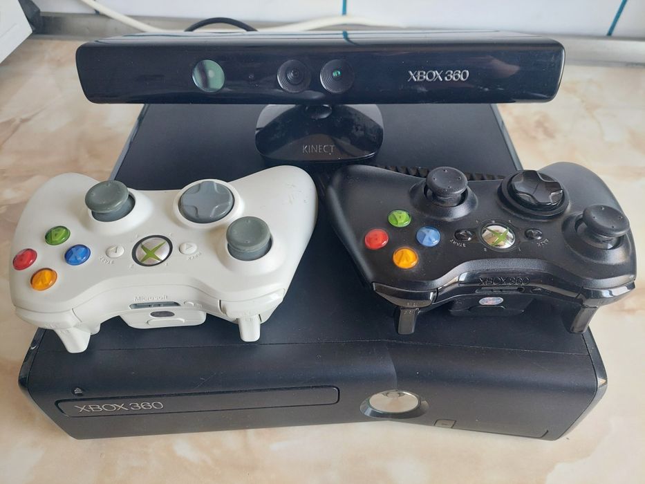 [Xbox360] Vând Xbox 360 S Black, [cu două manete] și [kinect] /complet