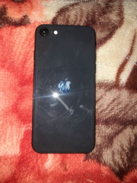 Айфон се 2020    .