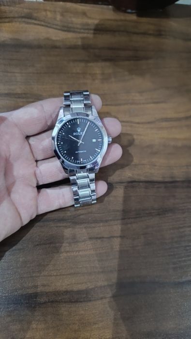 Rolex soat sotiladi.