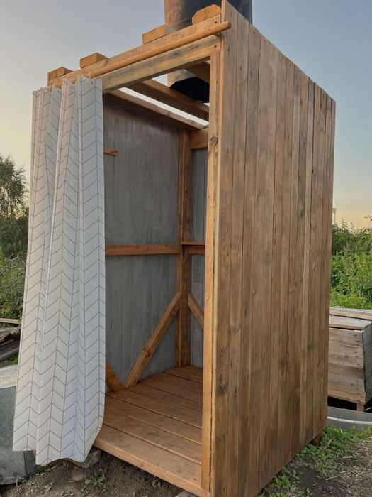 Душ из дерева для улицы