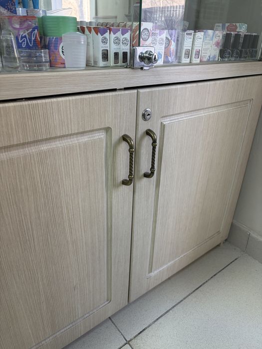 Витрина, шкаф со стеклянными полками