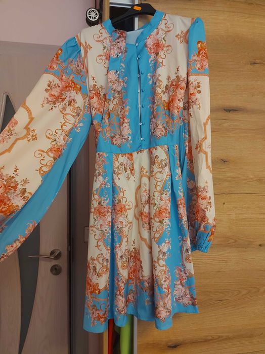 Рокля с колан . .