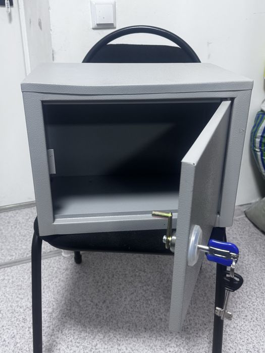 Сейф большой железный