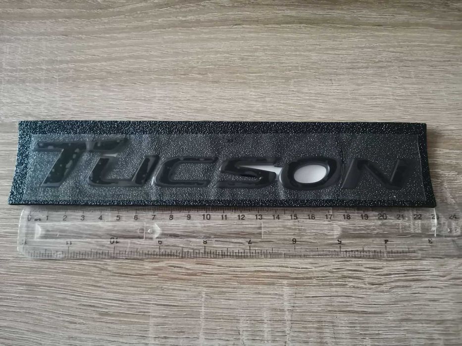 черен надпис Hyundai Tucson