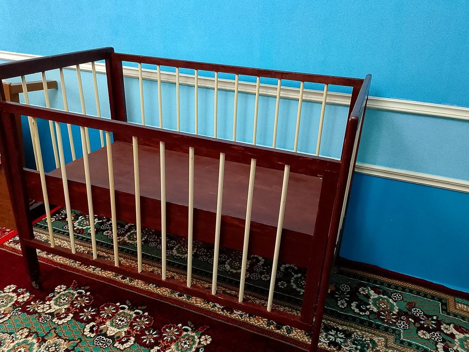 Bolalar karavoti kraskalangan