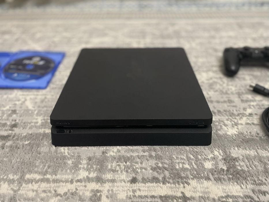 Playstation 4 slim box