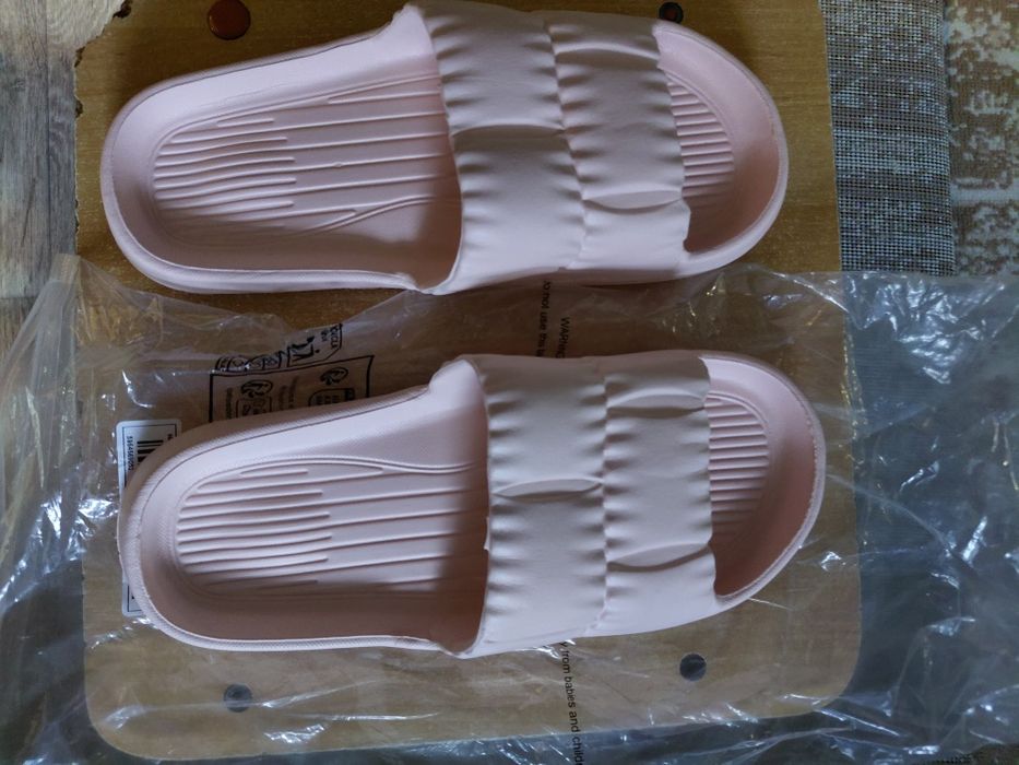 Продам шлепки новые для бассейна