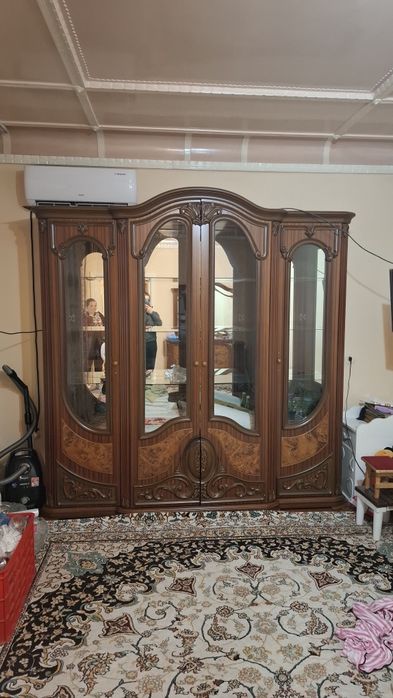 Mebel servant sotladi