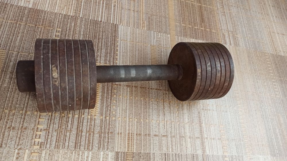 Гантеля примерно 8 кг