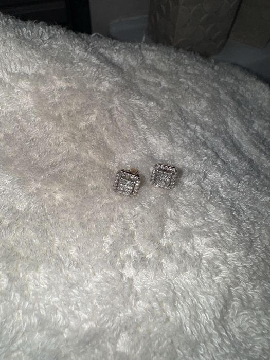 Продам серьги с бриллиантами.