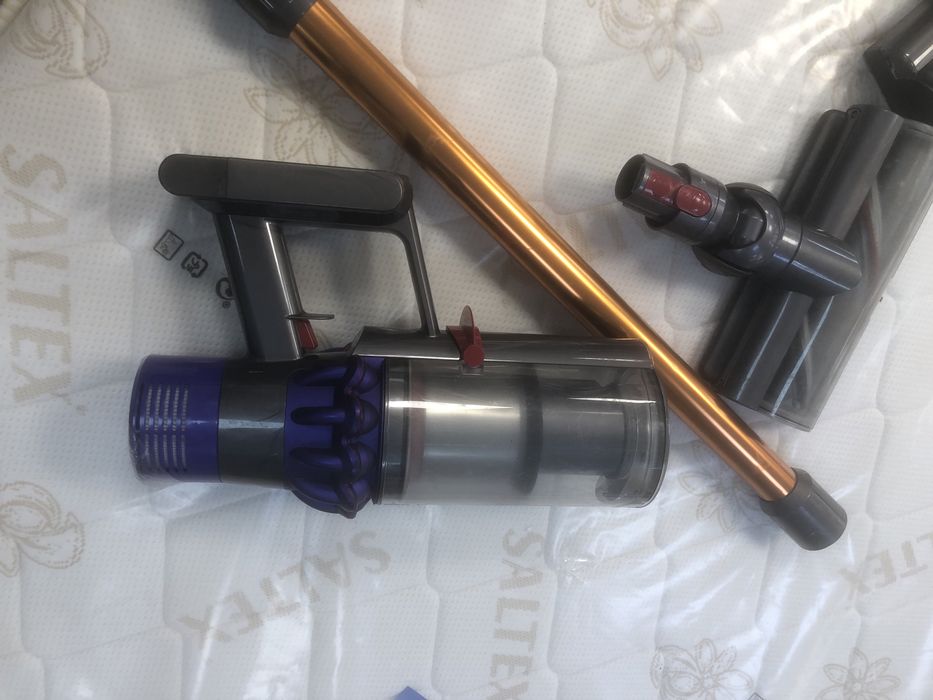 Dyson model v10 aspirator vertical