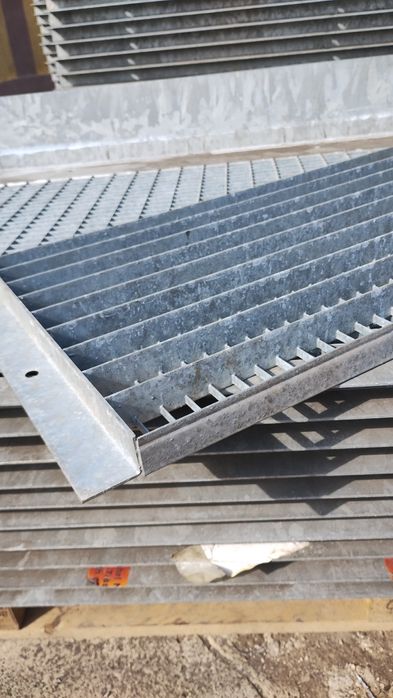 Grătare grilaje rigole pentru scurgeri și canalizari și trepte zincate pentru scări metalice
