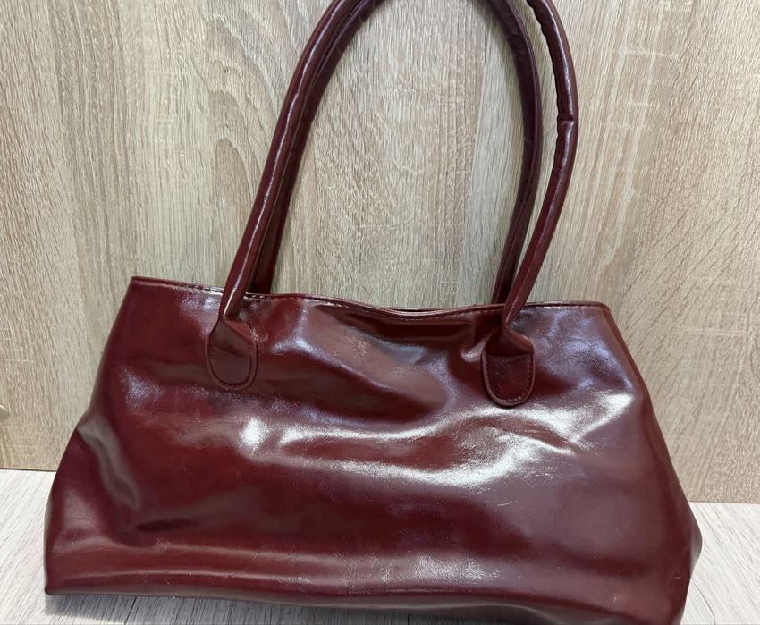 Трендовая сумка в бордовом цвете
