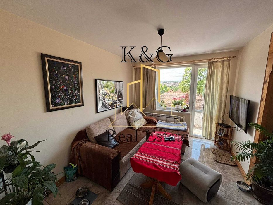 Етаж от къща в кв " Варош "