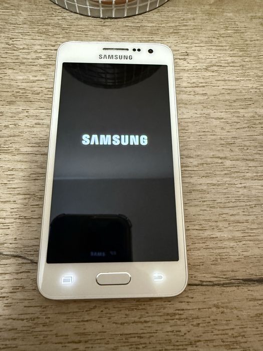 Samsung Galaxy A3 (2015) White , stare estetica foarte buna