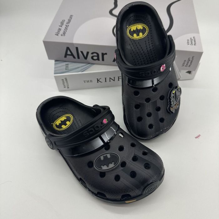 тапочки Crocs x Batman