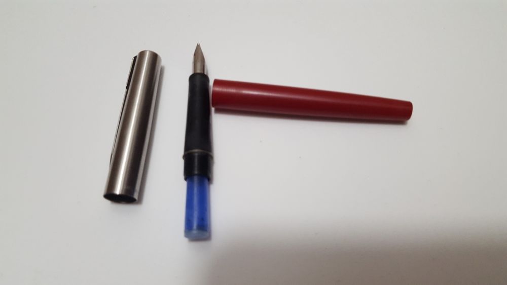 Stilou Parker rosu cu inox cu rezerva noua im stare
