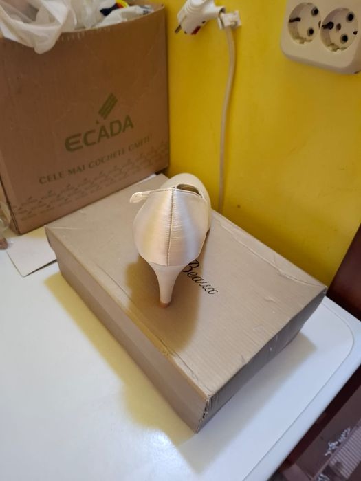 Vand Pantofi De Satin Marime 38